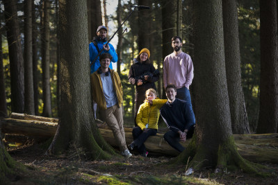 Das Filmteam von Followers als Gruppe im Wald